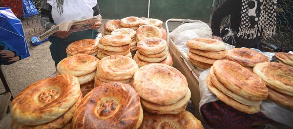 Продавщицы свежего хлеба, архивное фото - Sputnik Таджикистан