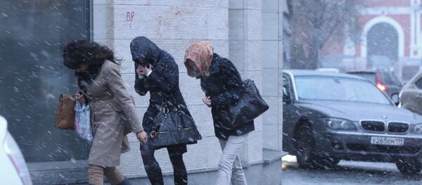 Шквальный ветер и снег в Москве, архивное фото - Sputnik Тоҷикистон