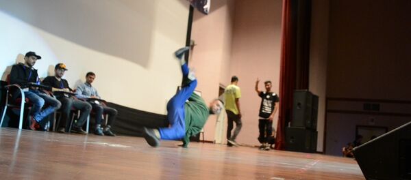 В Душанбе прошли открытые соревнования по брейк-дансу В Душанбе прошли открытые соревнования по брейк-дансу - Sputnik Таджикистан