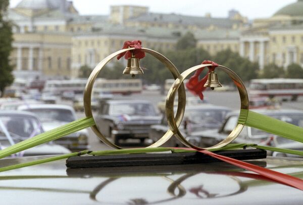Свадебные кольца на автомобиле - Sputnik Тоҷикистон