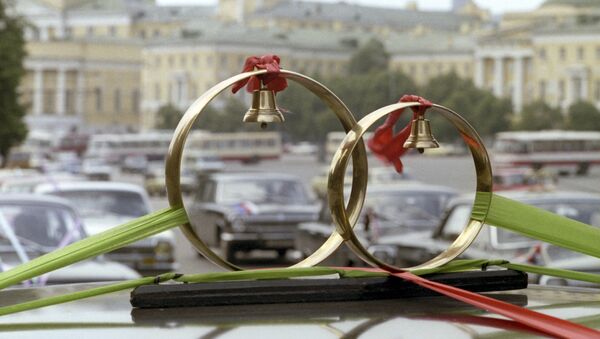 Свадебные кольца на автомобиле - Sputnik Таджикистан
