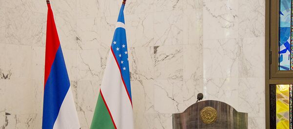 Флаги России и Узбекистана, архивное фото Флаги России и Узбекистана, архивное фото - Sputnik Таджикистан