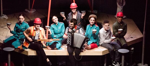 Мюзикл о мигрантах и УФМС на сцене московского Центра им. Вс. Мейерхольда Мюзикл о мигрантах и УФМС на сцене московского Центра им. Вс. Мейерхольда - Sputnik Таджикистан