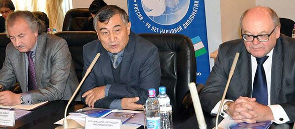 Директор Республиканского интернационального культурного центра в Узбекистане Насриддин Мухаммадиев (в центре) Директор Республиканского интернационального культурного центра в Узбекистане Насриддин Мухаммадиев (в центре) - Sputnik Таджикистан