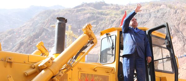 Эмомали Рахмон на стройплощадке плотины Рогунской ГЭС - Sputnik Таджикистан