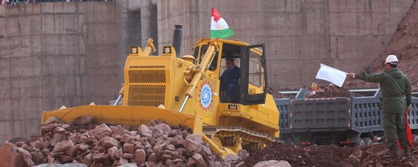 Президент Таджикистана принимает участие в возведении плотины для Рогунской ГЭС - Sputnik Тоҷикистон