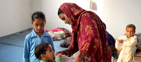 Жительница Пакистана дает сыну напиться - Sputnik Таджикистан