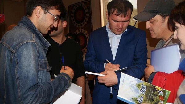 На презентации книги Сафо Алиназара в Исмаилитском центре в Душанбе - Sputnik Таджикистан
