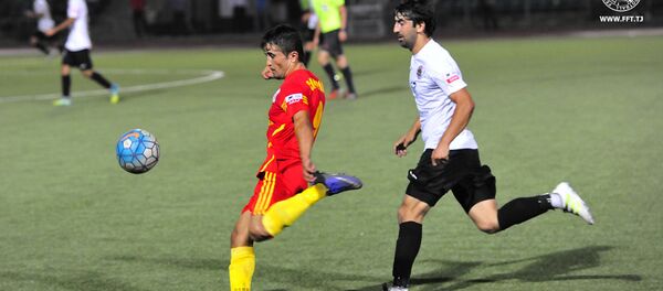 Игроки футбольных клубов Истиклол и Хосилот, архивное фото - Sputnik Таджикистан