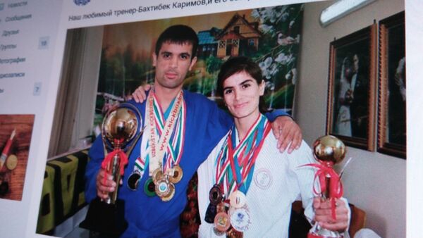 Матлюба Каримова с братом Бахтибеком Каримовым. Фото из группы Unifight Душанбе в социальной сети ВКонтакте - Sputnik Таджикистан