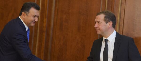 Дмитрий Медведев и Кохир Расулзода (слева) перед началом встречи глав делегаций государств - членов ШОС - Sputnik Тоҷикистон