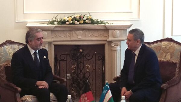 Первый вице-премьер Узбекистана, министр финансов Рустам Азимов и премьер Афганистана Абдулла Абдулла - Sputnik Таджикистан