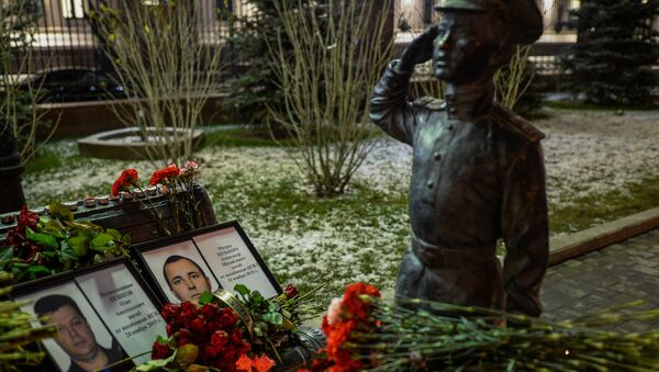 Портреты погибших в Сирии подполковника Олега Пешкова и матроса Александра Позынича - Sputnik Таджикистан