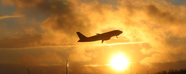 Самолеты на взлетно-посадочной полосе, архивное фото - Sputnik Таджикистан