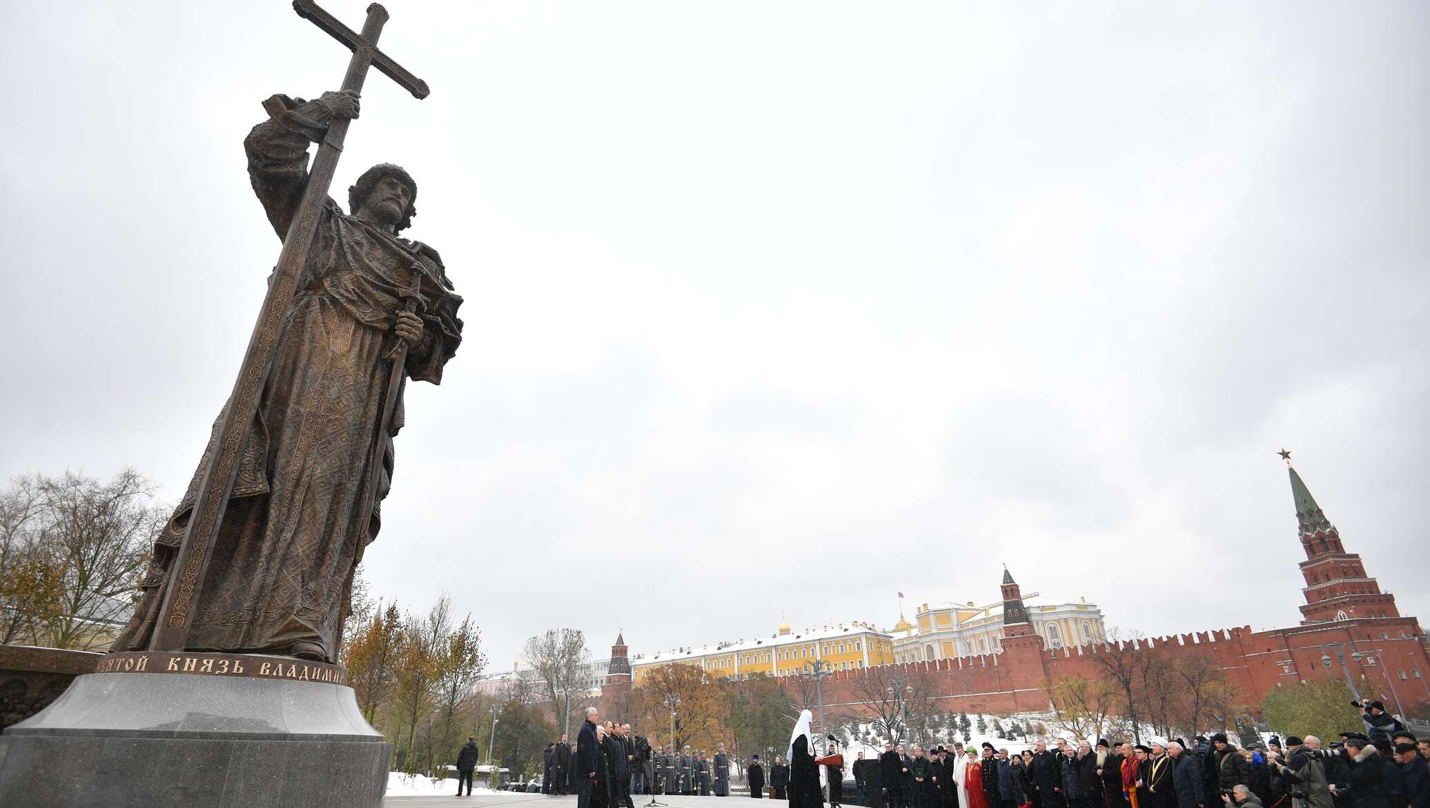 фото памятника князю владимиру в москве