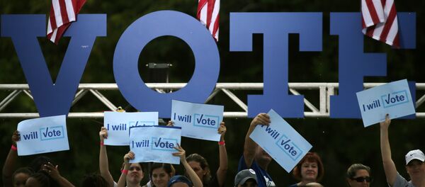 Жители США с плакатами накануне президентских выборов - Sputnik Таджикистан
