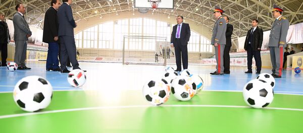 Боздиди Эмомалӣ Раҳмон аз мактаби варзишӣ. Акс аз бойгонӣ - Sputnik Тоҷикистон