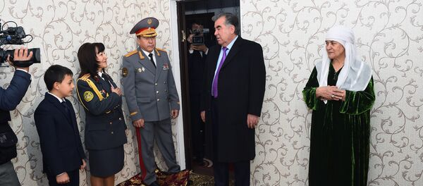 Эмомали Рахмон вручил сотрудникам МВД ключи от квартир - Sputnik Тоҷикистон