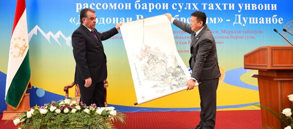 Шао Чанчун ба Эмомалӣ Раҳмон мусаввара тақдим кард. Акс аз бойгонӣ Шао Чанчун ба Эмомалӣ Раҳмон мусаввара тақдим кард. Акс аз бойгонӣ - Sputnik Тоҷикистон