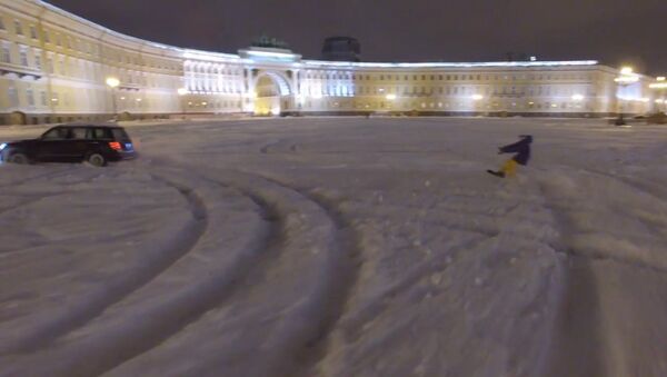 Экстремал на сноуборде проехал по заснеженной Дворцовой площади в Петербурге - Sputnik Таджикистан