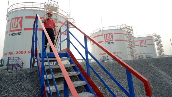Пункт подготовки нефти компании Лукойл, архивное фото - Sputnik Таджикистан