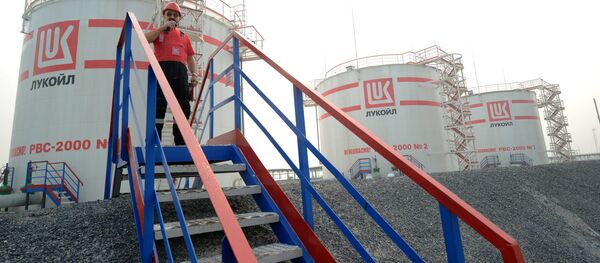 Пункт подготовки нефти компании Лукойл, архивное фото Пункт подготовки нефти компании Лукойл, архивное фото - Sputnik Таджикистан