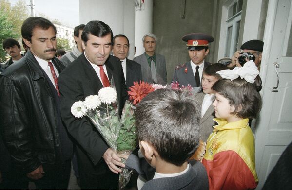 Дети дарят цветы кандидату на пост Президента Таджикистана Эмомали Рахмону - Sputnik Таджикистан