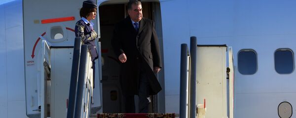 Президенти Тоҷикистон Эмомалӣ Раҳмон дар фурудгоҳ. Акс аз бойгонӣ - Sputnik Тоҷикистон