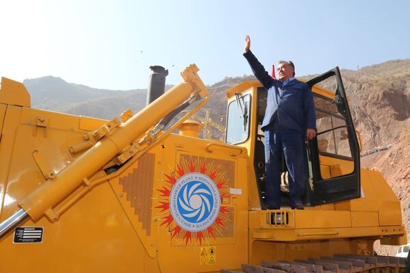 Эмомали Рахмон на строительной площадке Рогунской ГЭС - Sputnik Таджикистан