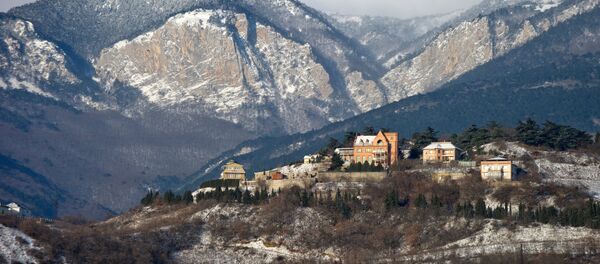 Заснеженные горы в Крыму, архивное фото - Sputnik Таджикистан