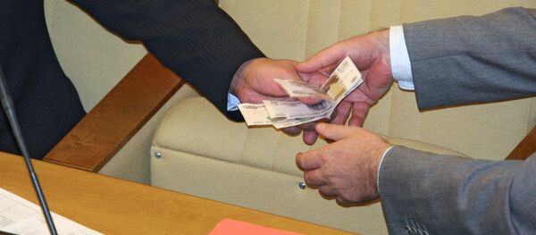 Передача денег, архивное фото - Sputnik Тоҷикистон