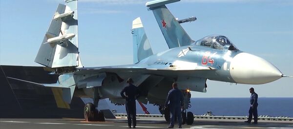 Истребитель Су-33 на палубе тяжёлого авианесущего крейсера Адмирал Флота Советского Союза Кузнецов Истребитель Су-33 на палубе тяжёлого авианесущего крейсера Адмирал Флота Советского Союза Кузнецов - Sputnik Таджикистан