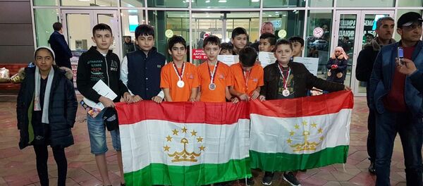 Бахтовар Ҳотамов ва дигар иштирокчиёни олимпиадаи байналмиллалӣ дар Индонезия - Sputnik Тоҷикистон