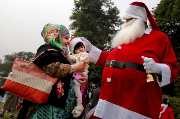Санта-Клаус на улице в Дакке, столице Бангладеша - Sputnik Таджикистан