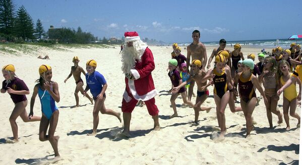 Команда юных спасателей встречает Санта-Клауса на одном из пляжей Австралии - Sputnik Таджикистан