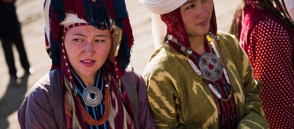 Девушки в национальных костюмах в Кыргызстане, архивное фото Девушки в национальных костюмах в Кыргызстане, архивное фото - Sputnik Таджикистан