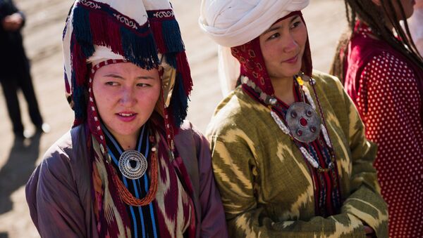 Девушки в национальных костюмах в Кыргызстане, архивное фото - Sputnik Таджикистан