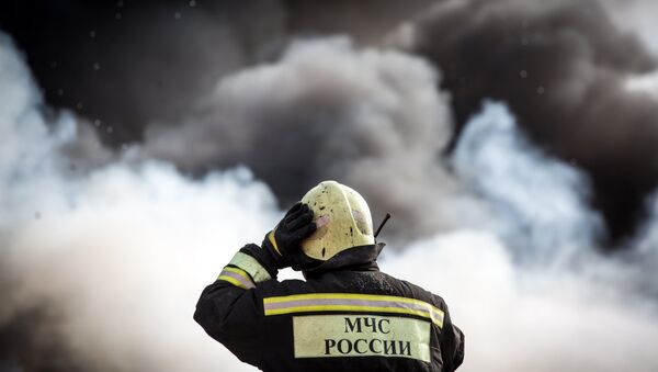 Сотрудник пожарно-спасательного подразделения МЧС, архивное фото - Sputnik Таджикистан