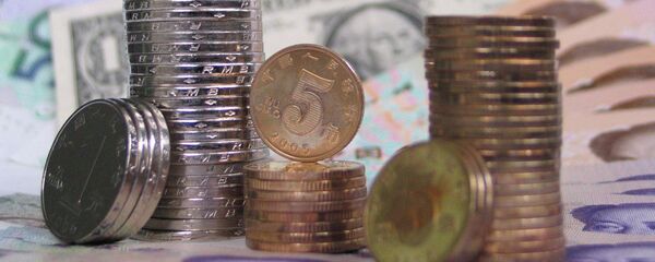 Coins and banknotes of the Chinese yuan are set up together with a U.S. dollar Coins and banknotes of the Chinese yuan are set up together with a U.S. dollar - Sputnik Тоҷикистон