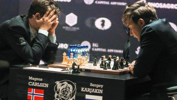 Гроссмейстер Сергей Карякин (Россия) и гроссмейстер Магнус Карлсен (Норвегия) - Sputnik Таджикистан