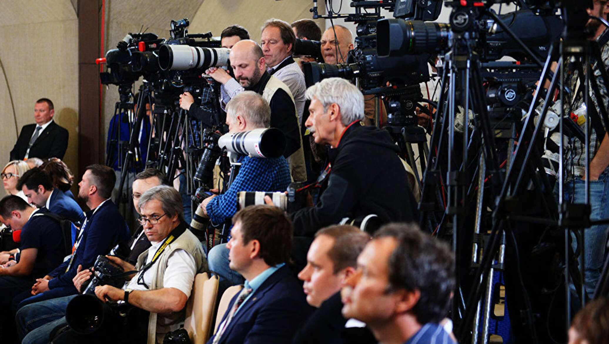 Сми в лентах. Пресс-конференция журналисты. Конференция журналистов. Российская журналистика. Репортер на пресс конференции.