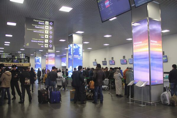 Пассажиры рейса Москва - Худжанд в аэропорту Жуковский - Sputnik Таджикистан