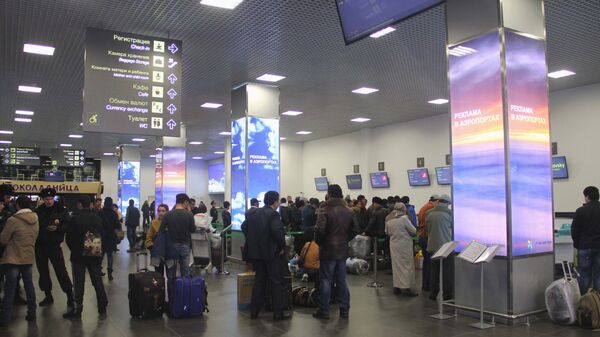 Пассажиры рейса Москва - Худжанд в аэропорту Жуковский - Sputnik Таджикистан