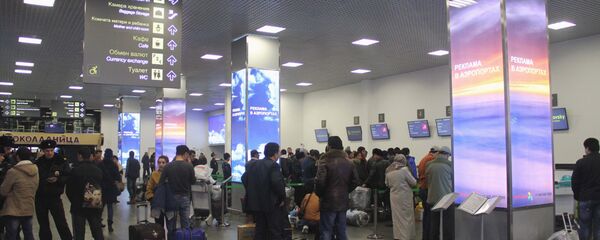 Пассажиры рейса Москва - Худжанд в аэропорту Жуковский Пассажиры рейса Москва - Худжанд в аэропорту Жуковский - Sputnik Таджикистан