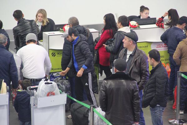 Очередь к стойке регистрации в аэропорту Жуковский Очередь к стойке регистрации в аэропорту Жуковский - Sputnik Таджикистан
