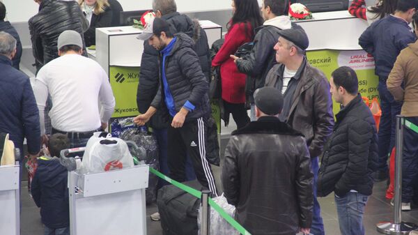 Очередь к стойке регистрации в аэропорту Жуковский - Sputnik Таджикистан