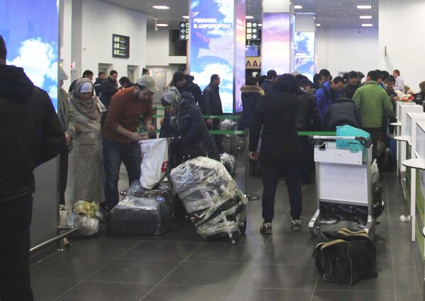 Пассажиры рейса Москва - Худжанд упаковывают свой багаж - Sputnik Таджикистан