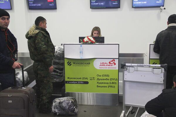Стойка регистрации в аэропорту Жуковский - Sputnik Таджикистан