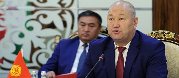 Вице-премьер КР Жениш Разаков на заседании межправительственной комиссии по комплексному рассмотрению двусторонних вопросов - Sputnik Тоҷикистон