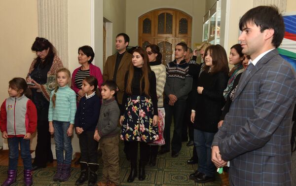 Посетители выставки художников в Российском центре науки и культуры в Душанбе - Sputnik Таджикистан